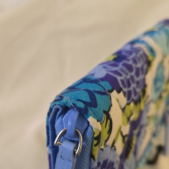 Vera Bradley Retired Blueberry Blooms Blue and Floral Quilted Wallet, NWOT - Picture 7 of 8